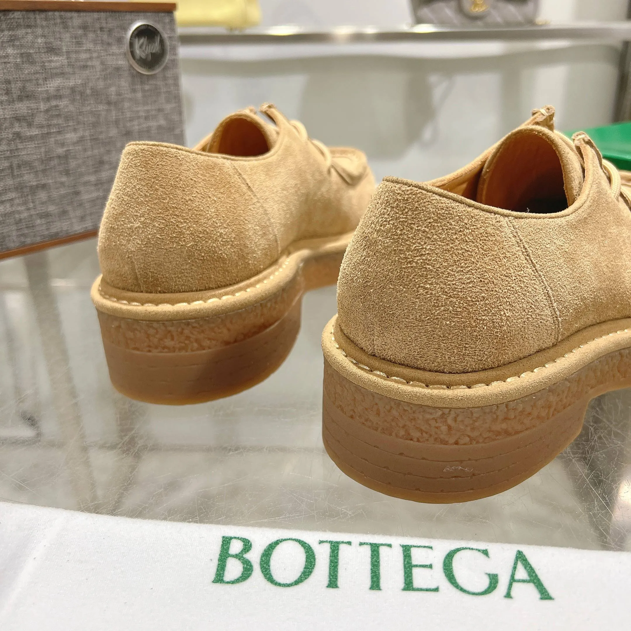 [BV] Top P: 740💰Size for couples: 35-44 (Female 40, Male 38 45, custom-made, non-refundable) Bottega Veneta classic Bottega Veneta counter model! Big square head! Strappy deep-mouth shoes! Reproduction of the original board! The feet are super domineering! Original molded outsole! High-grade mercerized cow velvet! Solid color Niuli!